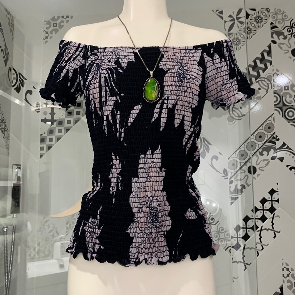 Like NEW🌺Made in🇨🇦FL Off Shoulders Shirred Top - Picture 4 of 17